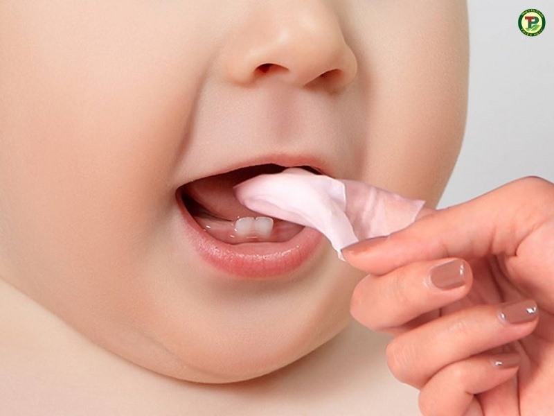 Rơ lưỡi đúng cách cho bé giúp bé nhanh khỏi nấm lưỡi hơn